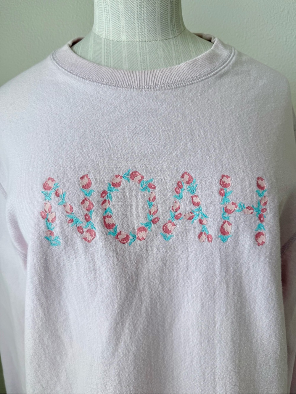 Noah NYC Tulip Graphic Logo Crewneck Sweatshirt Pastel Pink Size Medium